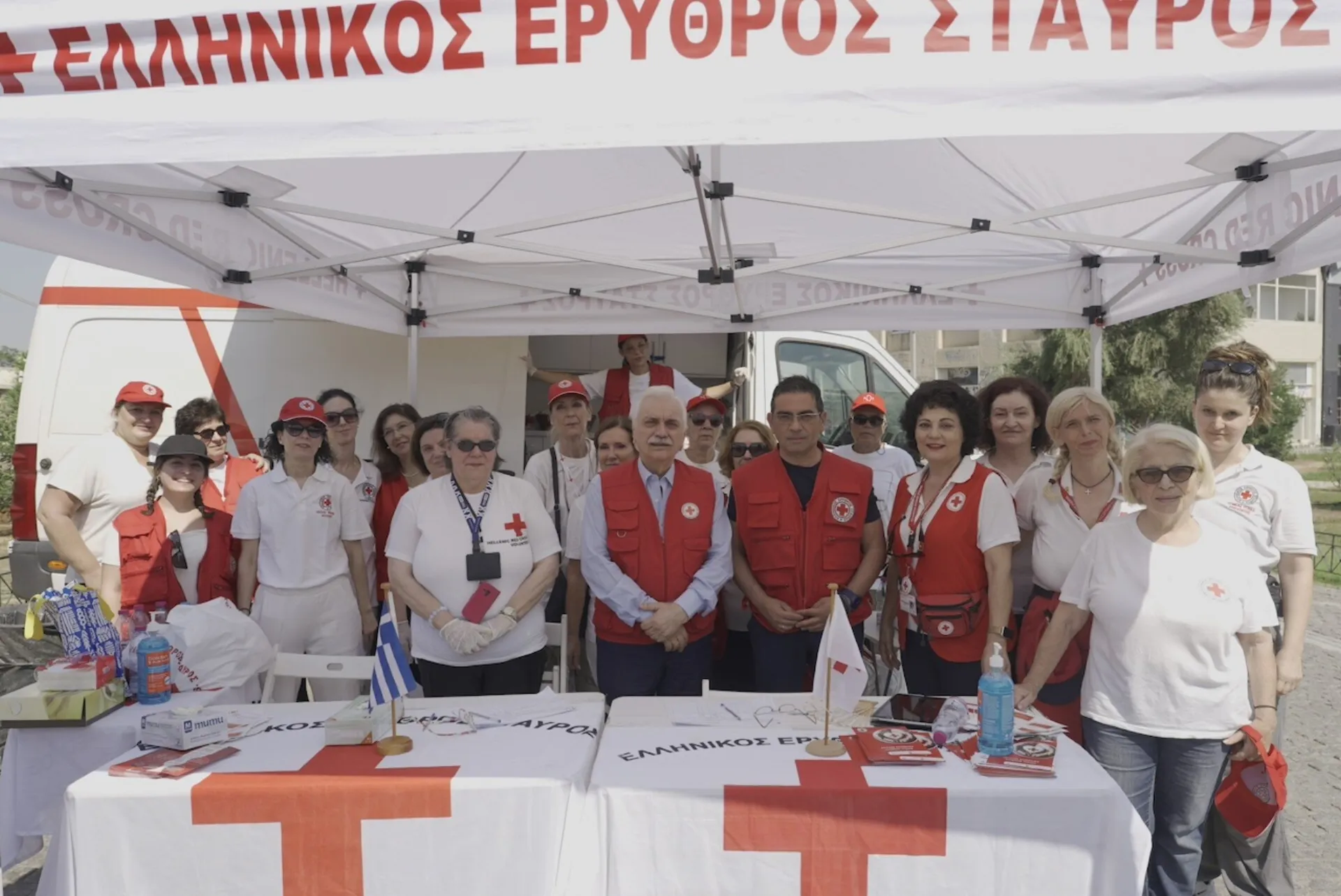 EEΣ: Ξανά δίπλα στους άστεγους της Αθήνας εν μέσω καύσωνα