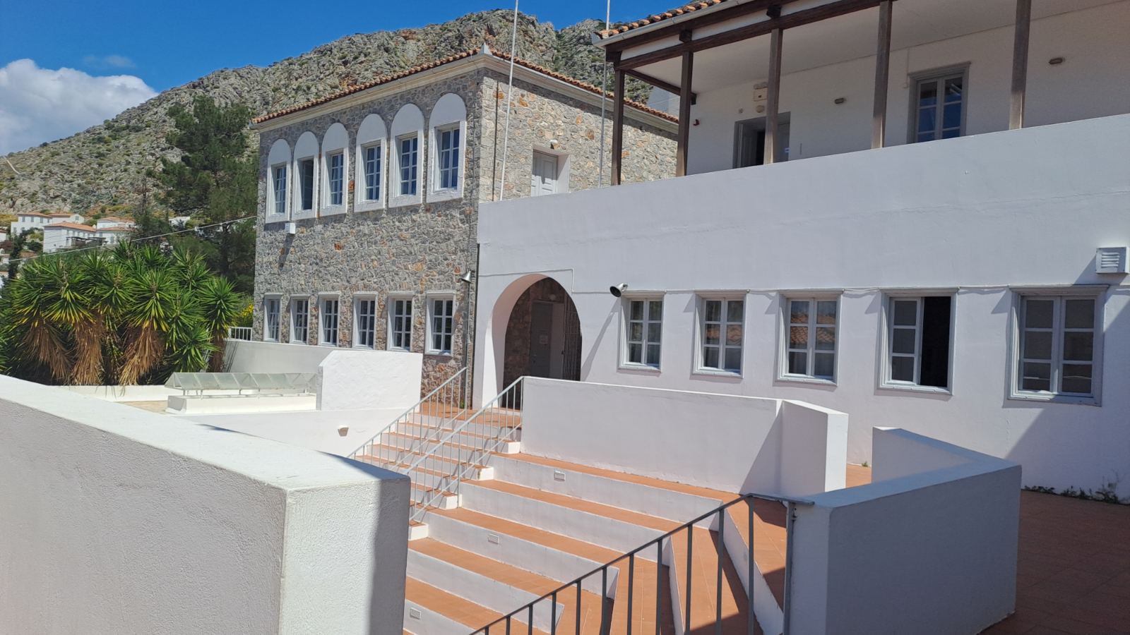 Ε.Ι. ΠΑΠΑΔΟΠΟΥΛΟΣ: Στηρίζει την Ακαδημαϊκή Αριστεία στην Ύδρα