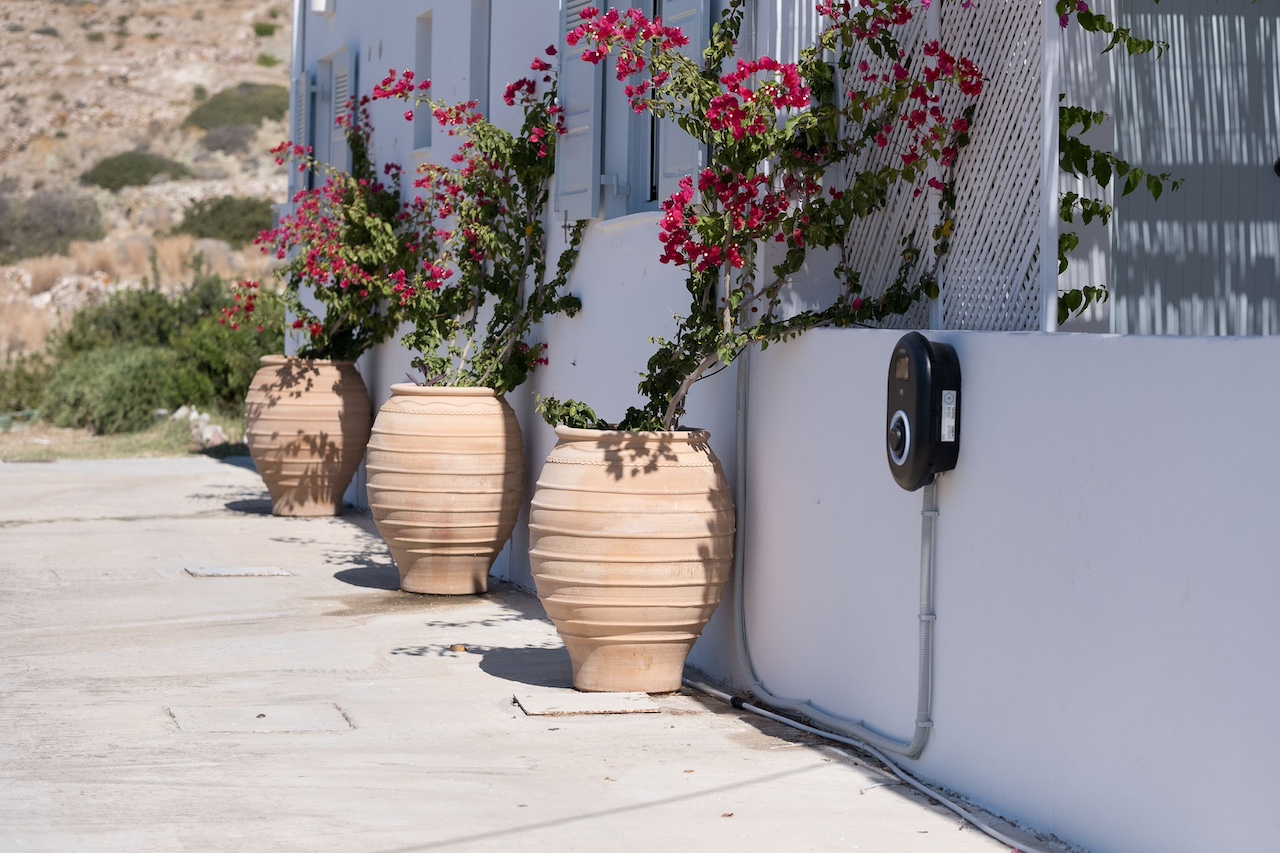 Aria Hotels: Φορτιστής ηλεκτρικών αυτοκινήτων στην Κίμωλο