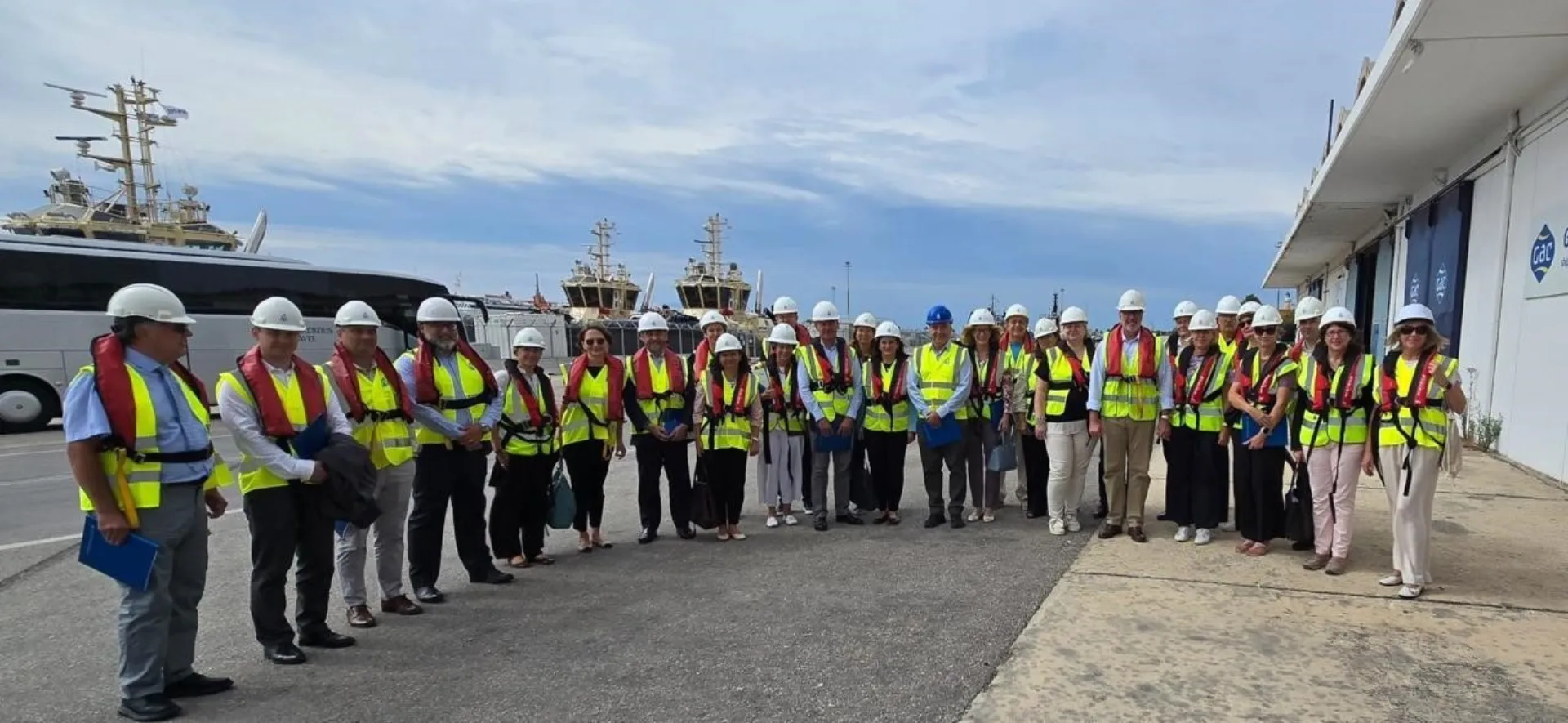 Οι πρέσβεις των χωρών της ΕΕ στον FSRU στην Αλεξανδρούπολη