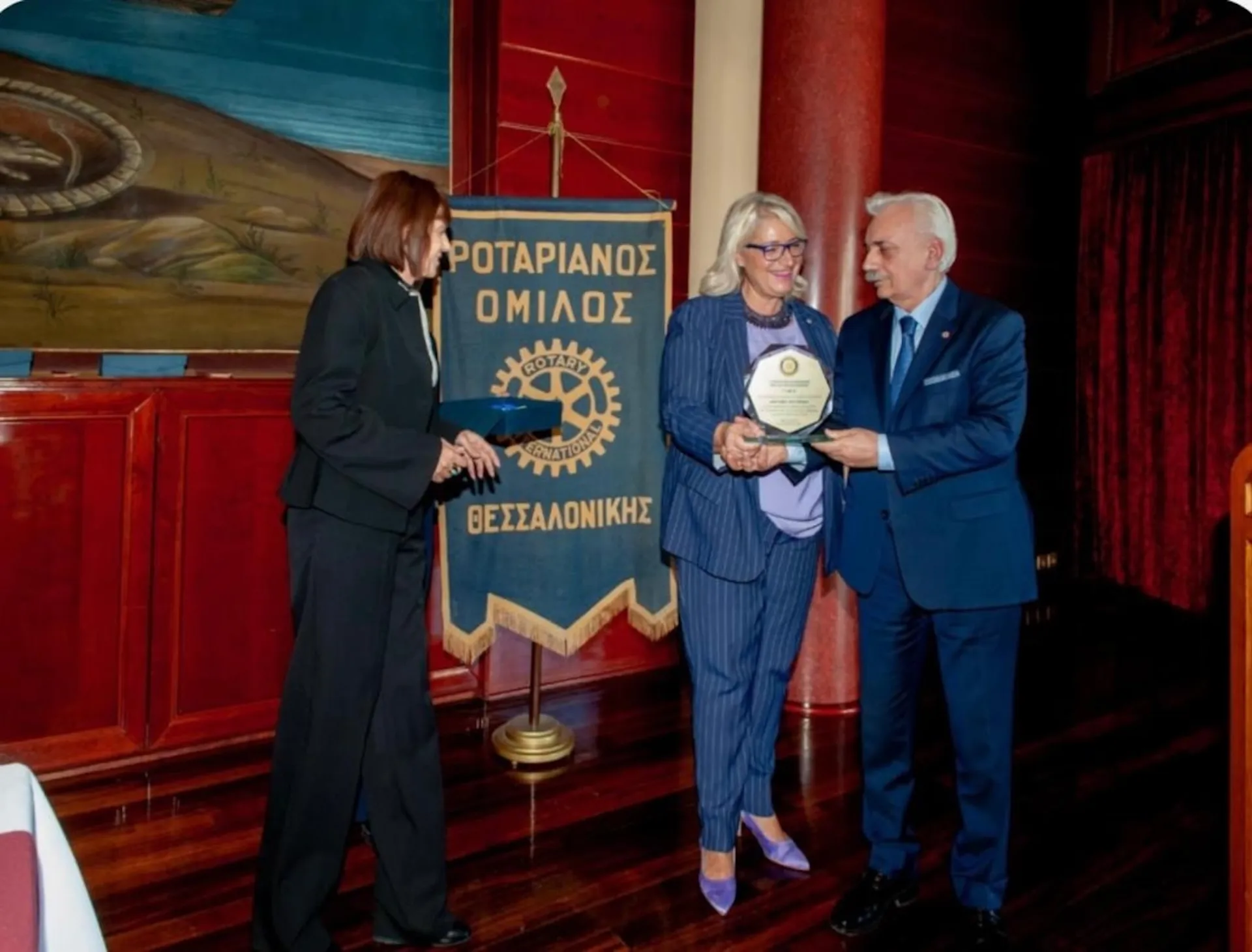 Τιμητική διάκριση για τον πρόεδρο του Ελληνικού Ερυθρού Σταυρού