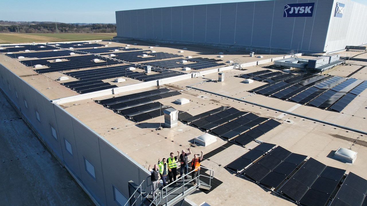 JYSK: Ηλιακά πάνελ παράγουν ενέργεια για τα κέντρα διανομής