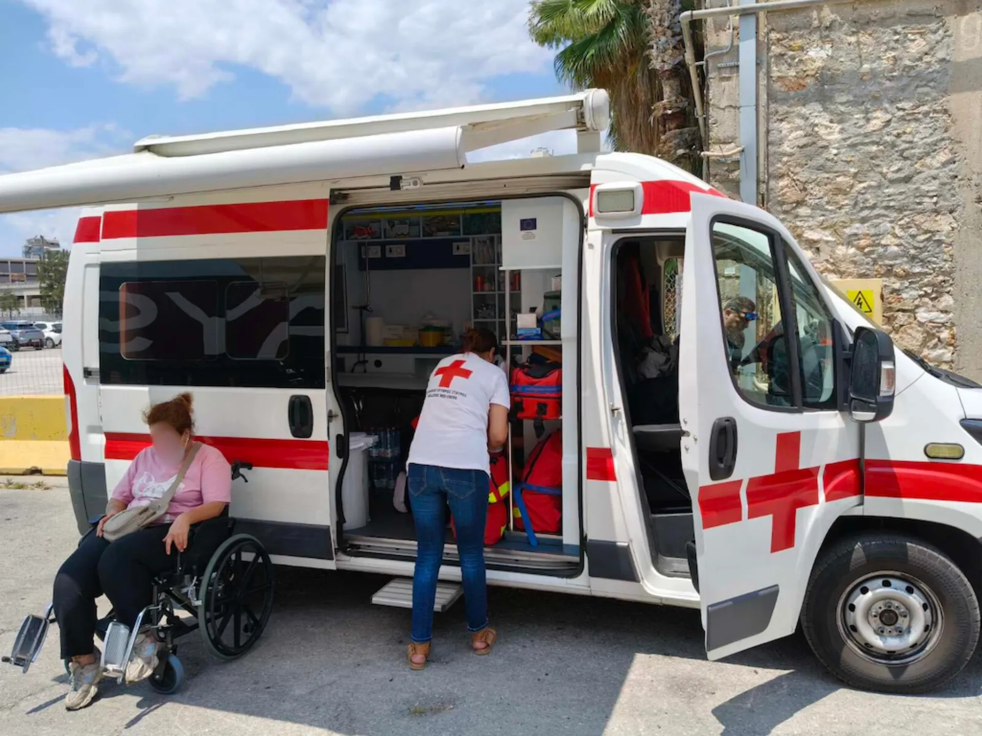 Ο Ελληνικός Ερυθρός Σταυρός συνδράμει πρόσφυγες/μετανάστες 