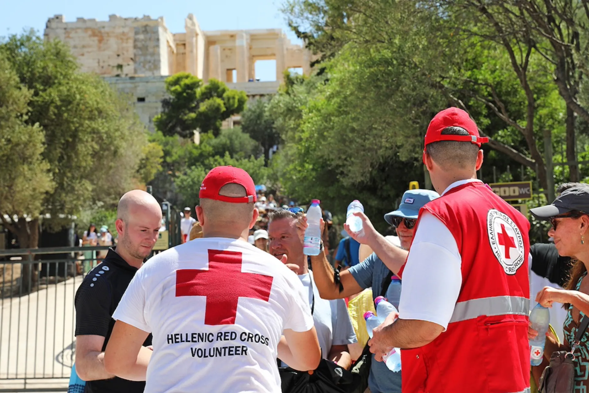 ΕΕΣ: Διένειμε 5.000 μπουκάλια εμφιαλωμένο νερό στους επισκέπτες της Ακρόπολης 