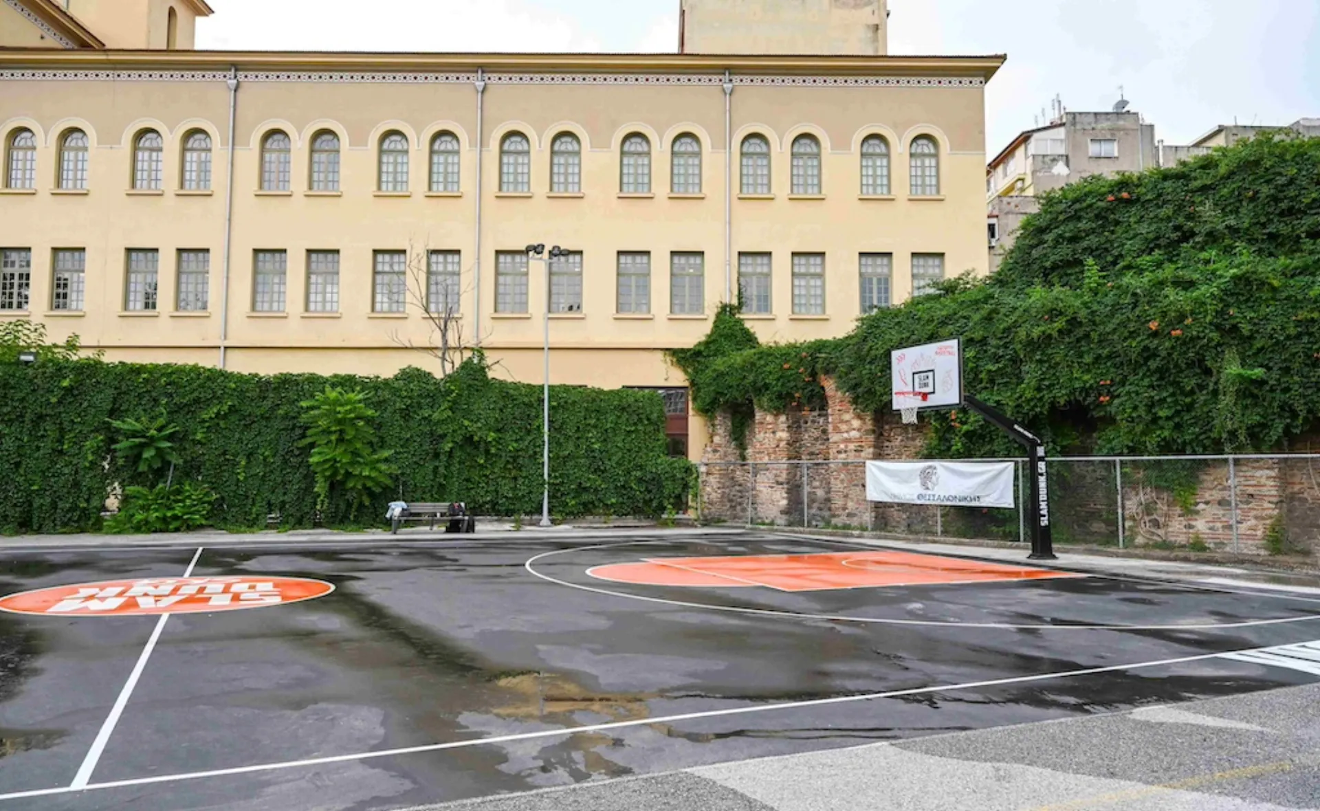 To SLAMDUNK ανακαινίζει γήπεδο μπάσκετ στη Θεσσαλονίκη