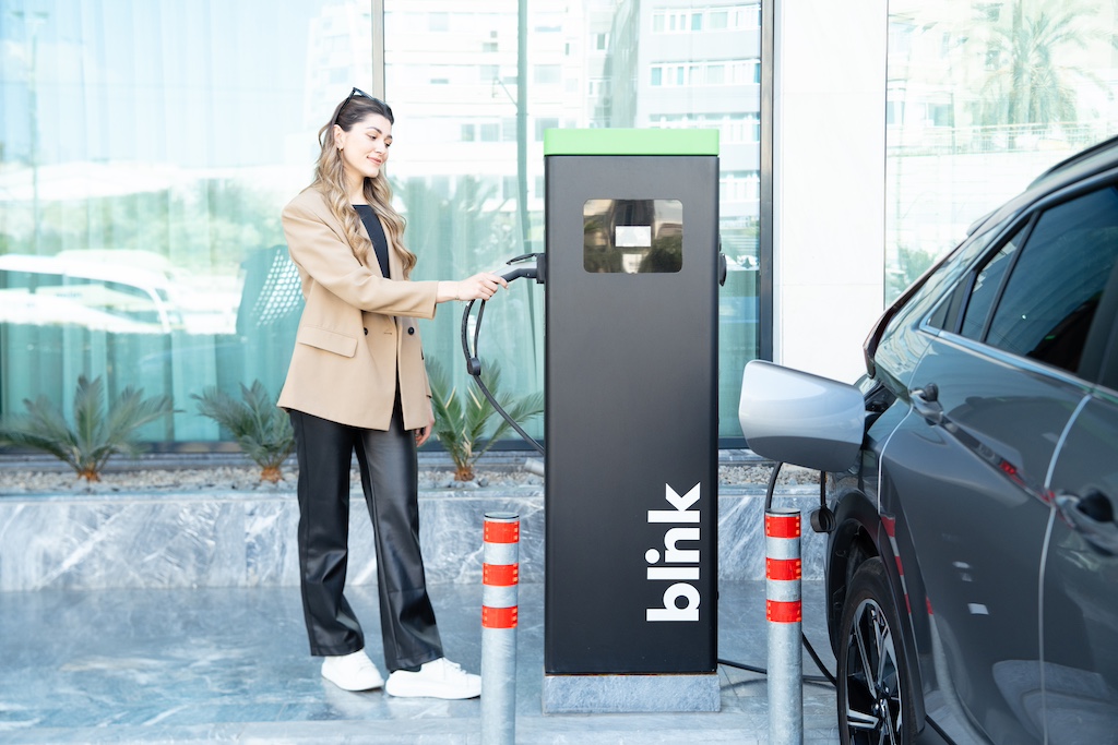 Blink Charging Hellas: Εξοπλίζει με σταθμούς φόρτισης EV πάνω από 85 ξενοδοχεία