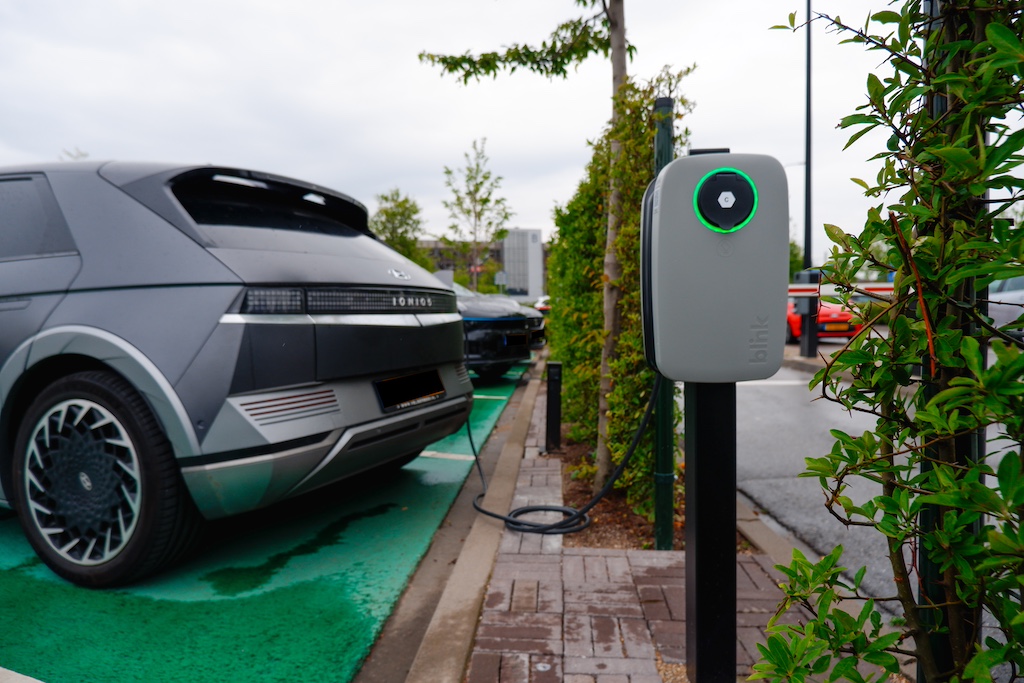 Blink Charging Hellas: Πάνω από 100 σημεία φόρτισης σε 65 καταστήματα