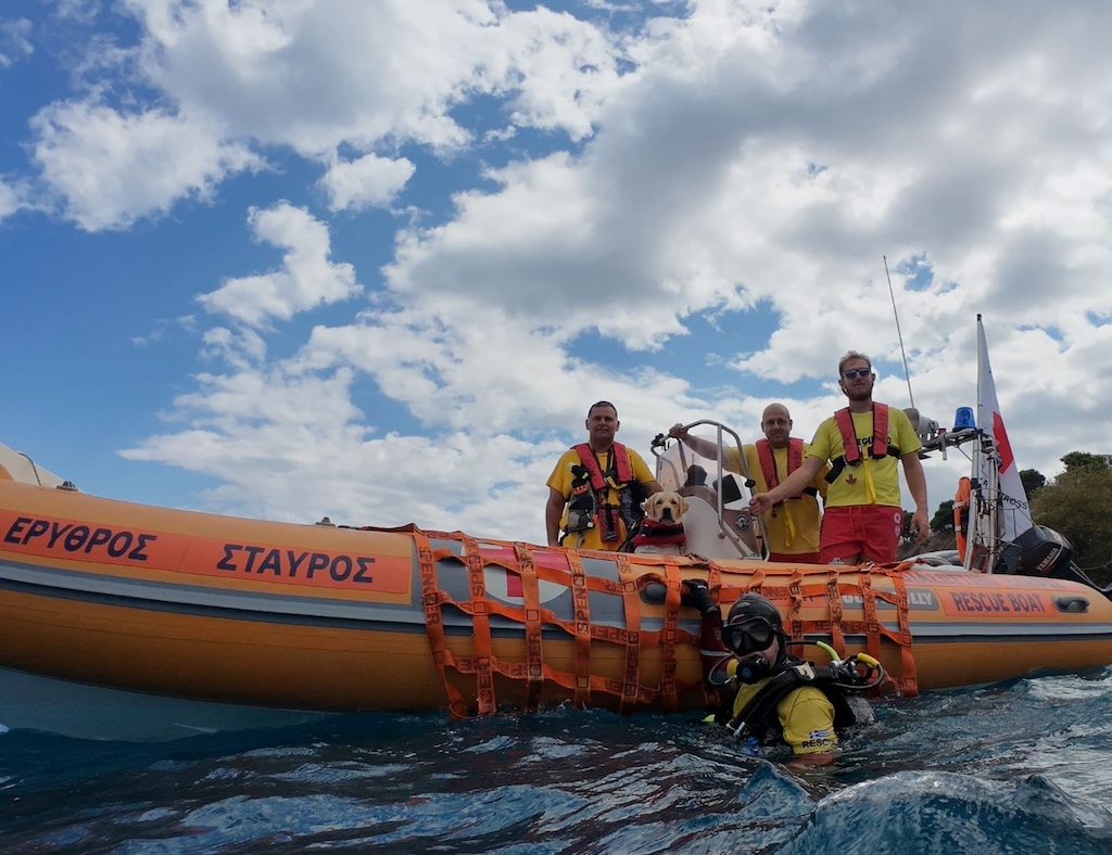 Έμπειροι δύτες στον υποθαλάσσιο καθαρισμό του λιμένα Αιγίου