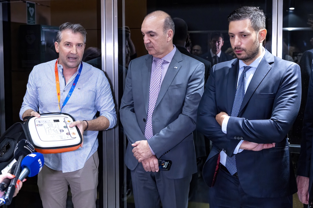 Μασούτης: Δωρεά 84 απινιδωτών για τους σταθμούς του Μετρό