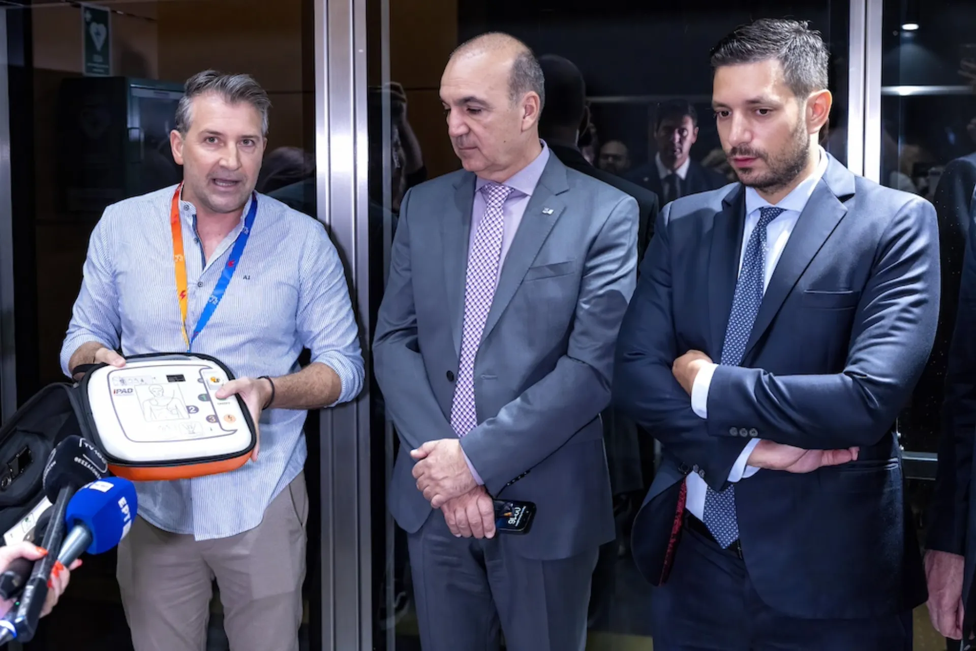 Μασούτης: Δωρεά 84 απινιδωτών για τους σταθμούς του Μετρό