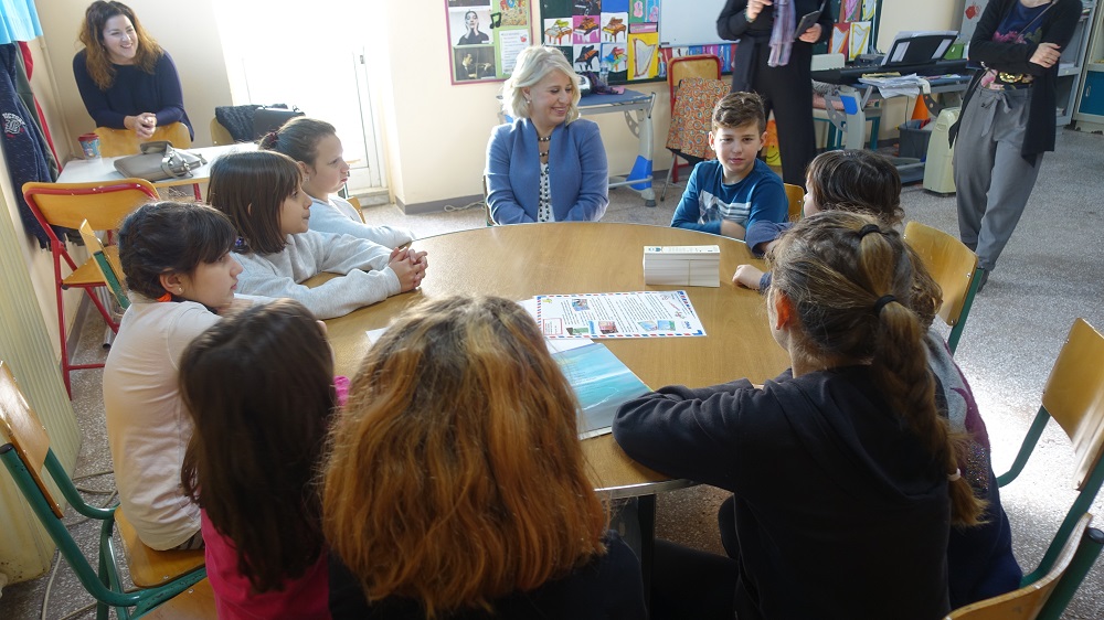 Νέα βιβλία, βιβλιοθήκες και laptops σε σχολεία από την KPMG