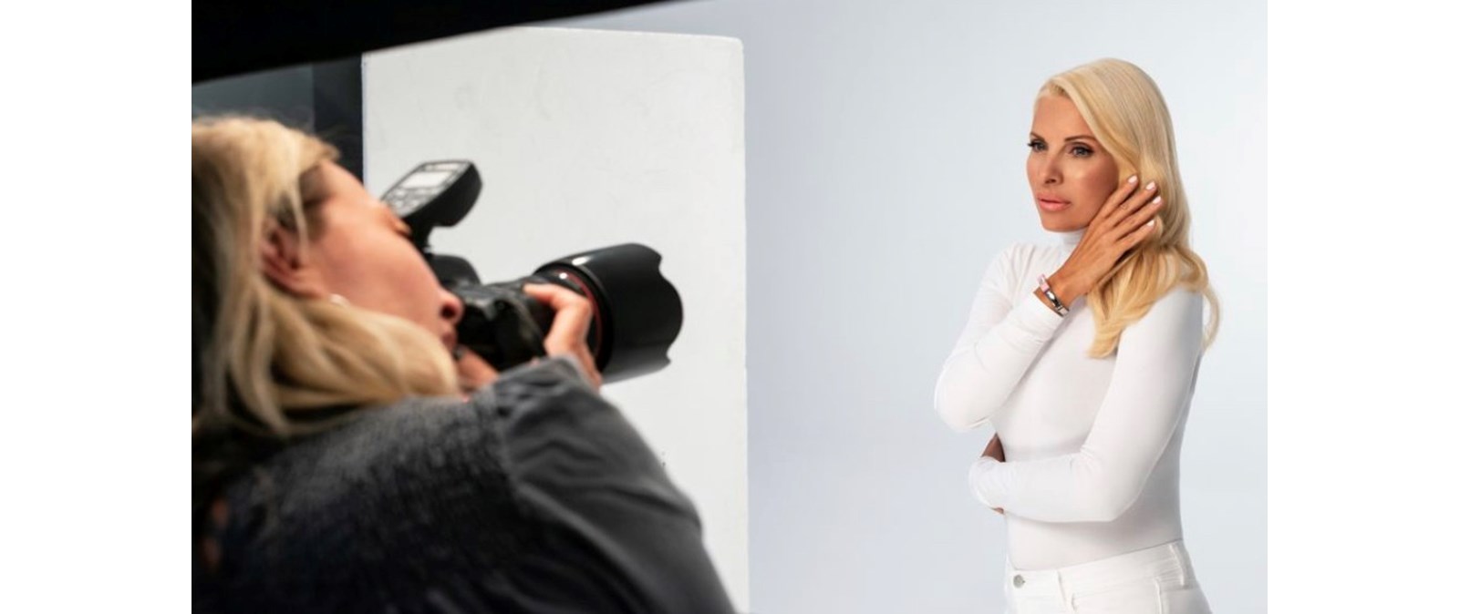 Η Ε. Μενεγάκη backstage στην καμπάνια για τον καρκίνο του μαστού