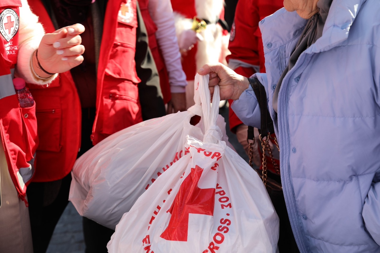 ΕΕΣ: Προσέφερε γεύματα σε 250 άστεγους συμπολίτες μας