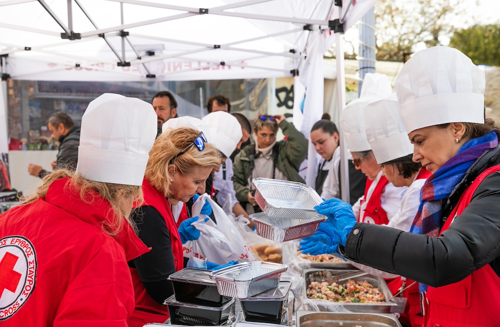 EEΣ: Εορταστικά γεύματα σε 200 άστεγους συμπολίτες μας